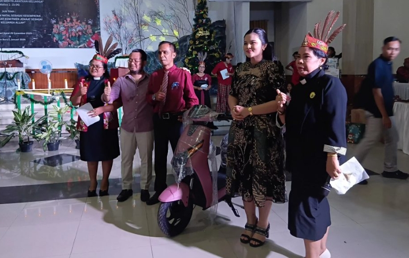 Wabup Bartim Bagi Sepeda Listrik di Natal GKE, Ajak Jemaat Perkuat Persaudaraan!