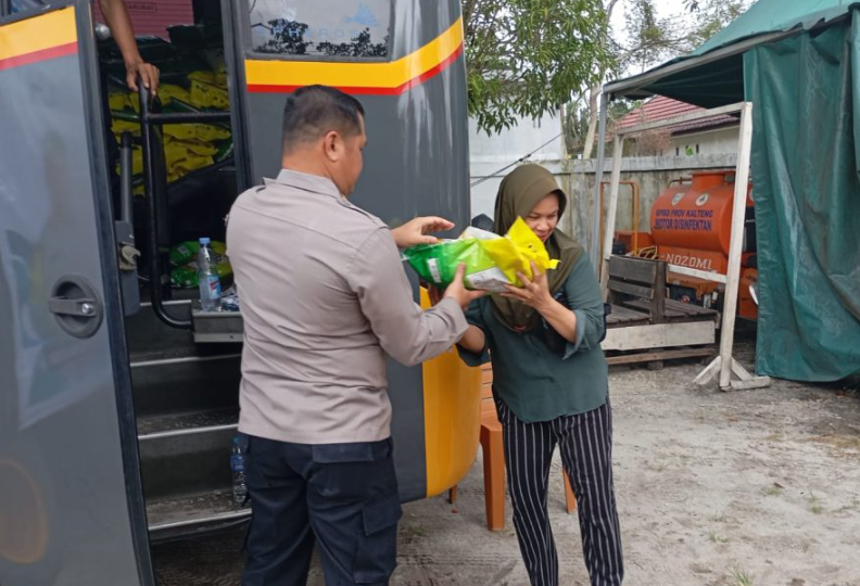 Antusias Warga Bukit Tunggal Sambut Gerakan Pangan Murah Polri