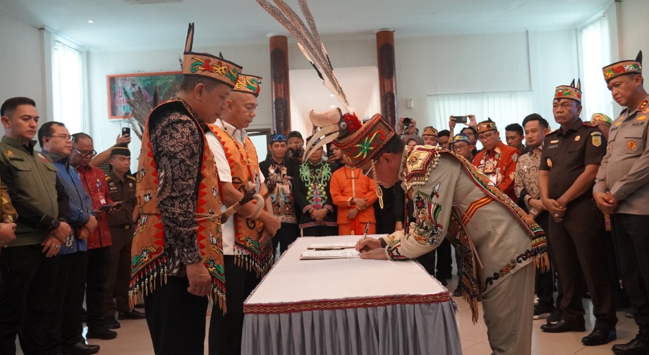 Menkop dan Jamintel Kejagung Jadi Warga Kehormatan Adat Dayak, Hadiri Penandatanganan Program Jaga Desa dan Ko
