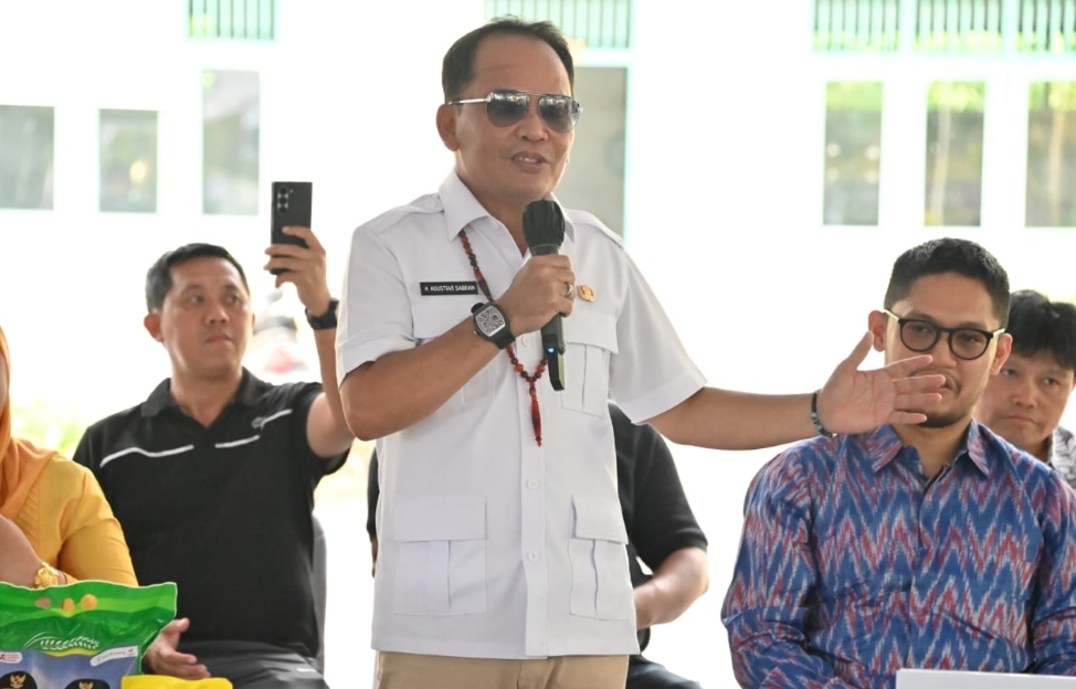 Pasar Murah di Kobar Diserbu Warga, Gubernur Bagikan 2.000 Paket Gratis