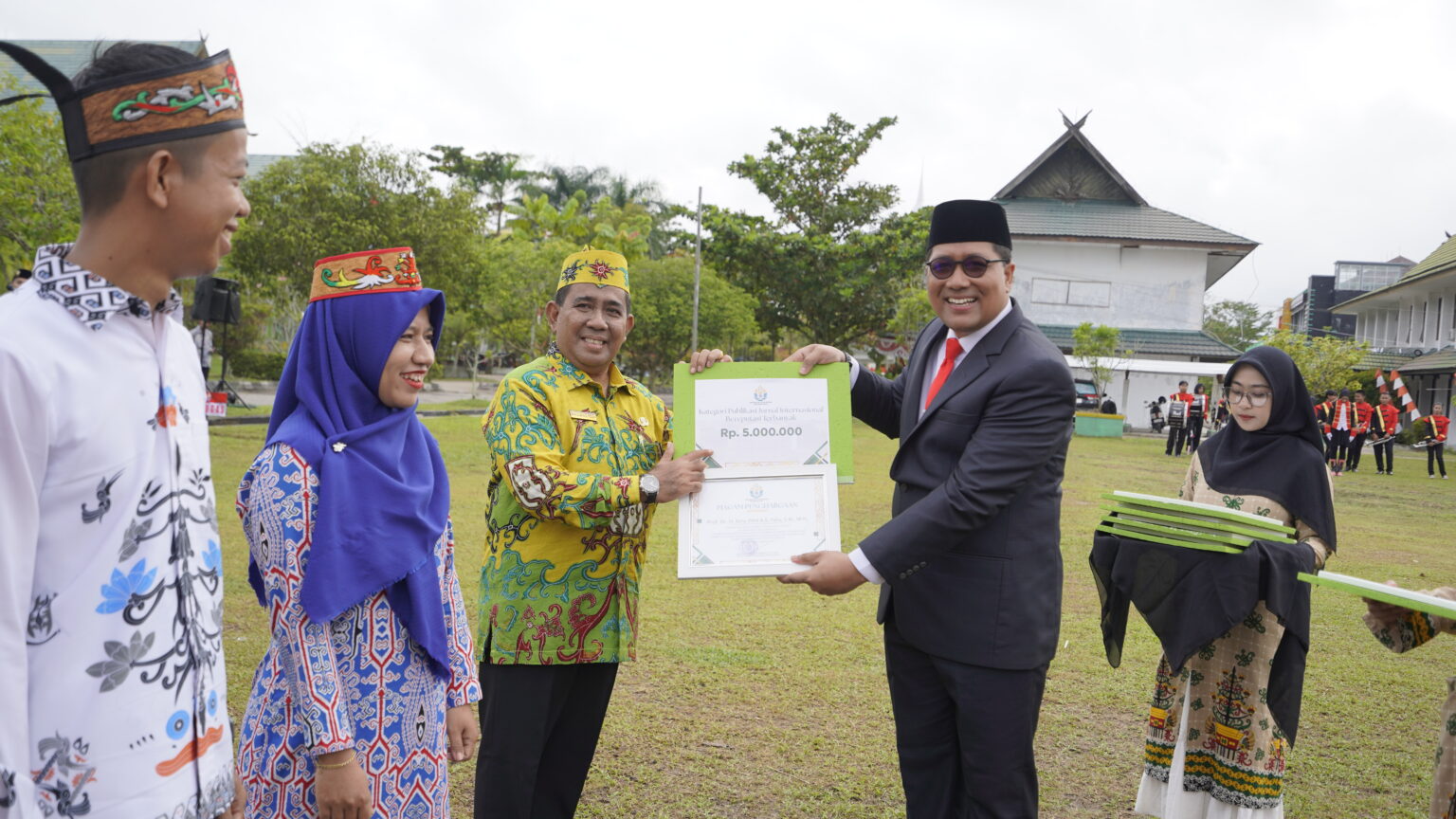 Rektor UIN Palangka Raya Serahkan Satyalancana dan Penghargaan Dosen Berprestasi