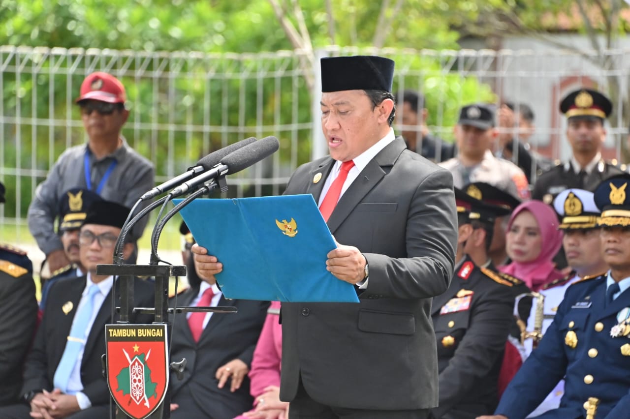 Hari Pahlawan, Wagub Edy Pratowo Pimpin Tabur Bunga dan Pemakaman Militer