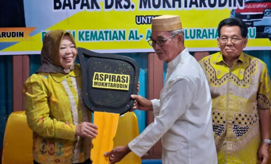 Bupati Kobar Serahkan Mobil Ambulans Bantuan Menteri Mukhtarudin