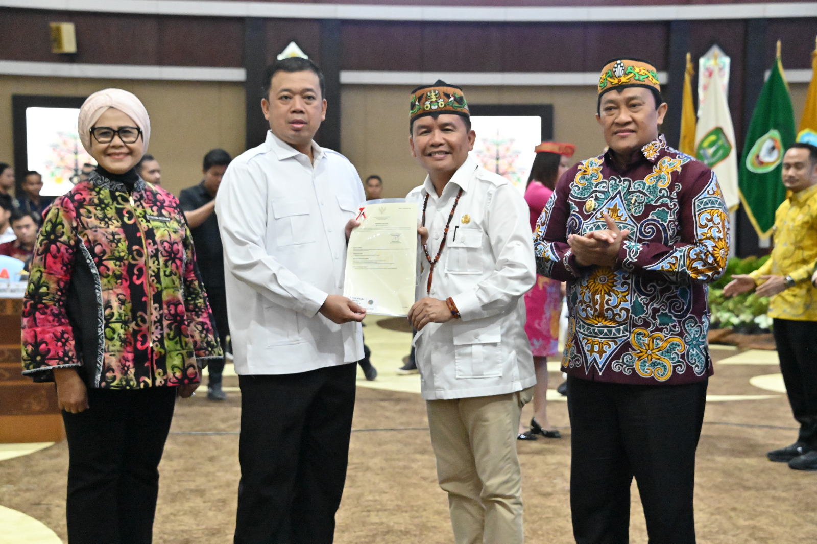 Menteri ATR/BPN Serahkan 18 Sertipikat di Palangka Raya