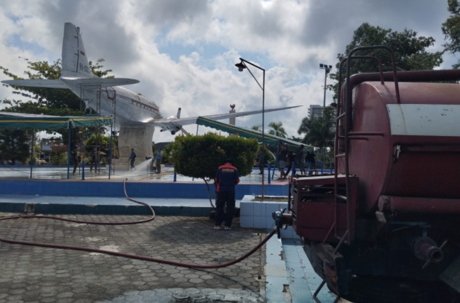 Damkar dan TNI AU Bersihkan Monumen Pesawat Dakota RI-002 Jelang Malam Renungan Palagan Sambi
