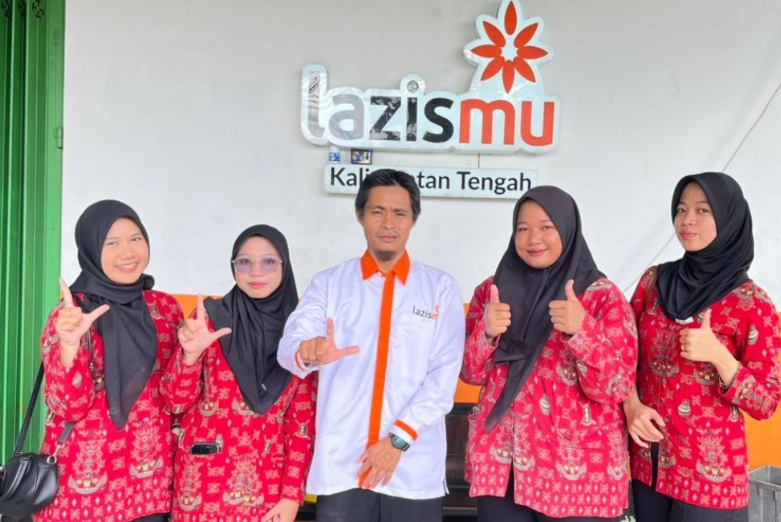 Mahasiswa Farmasi UMPR Belajar Langsung Filantropi Digital di LAZISMU Kalteng