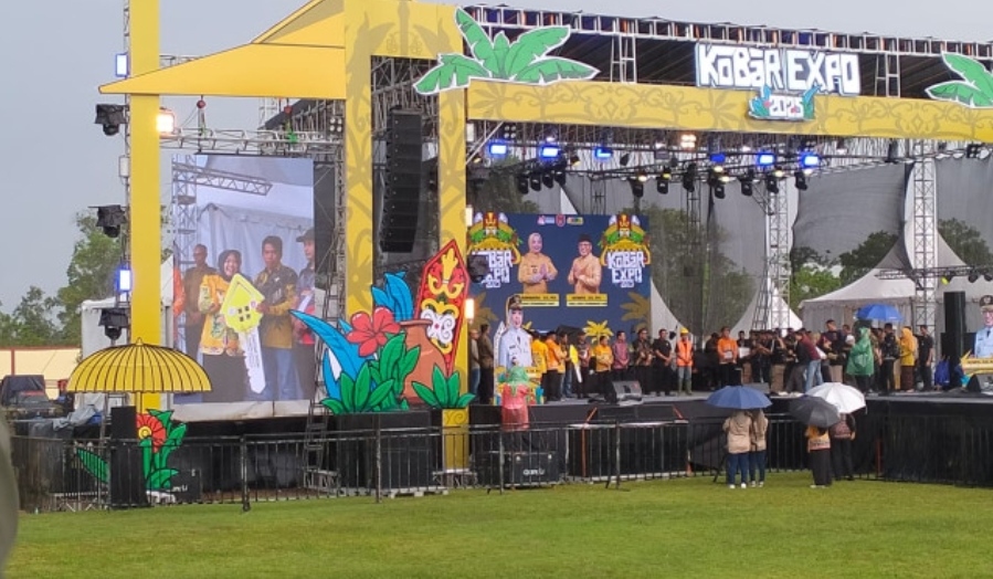 Hujan Tak Surutkan Antusiasme, Bupati Nurhidayah Resmi Buka Kobar Expo 2025 dengan Meriah