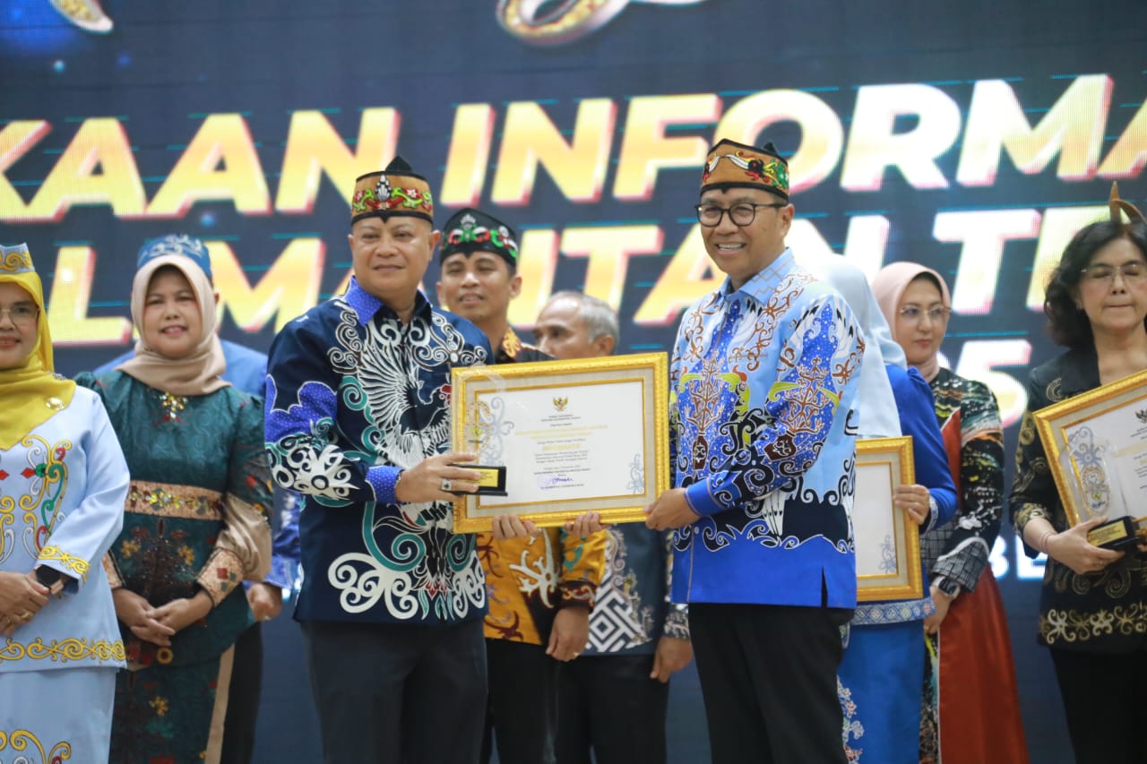 Dinas PMD Raih Peringkat 3 Badan Publik Informatif pada Anugerah Keterbukaan Informasi 2025