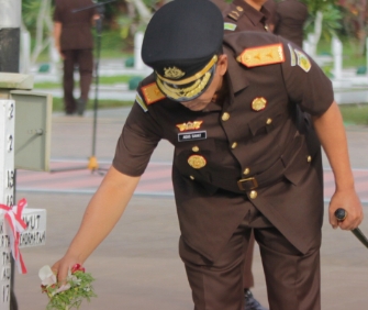 Kajati Pimpin Ziarah dan Tabur Bunga di TMP Sanaman Lampang