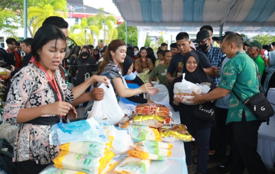 Gubernur Gratiskan 1.000 Paket Sembako di Pasar Murah