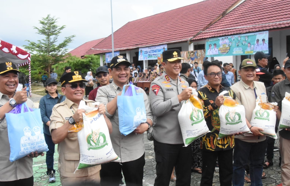 Gubernur Agustiar Buka Pasar Murah di SMAN 4 Muara Teweh