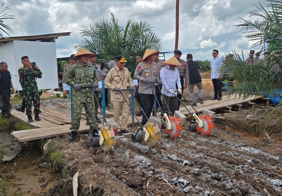 Gubernur dan Kapolda Ikuti Tanam Jagung Serentak Polri