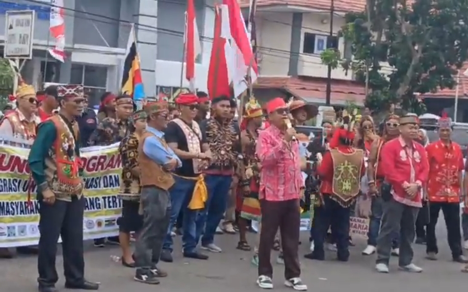 Massa Aliansi Dayak Bersatu Demo Tolak Transmigrasi dengan Ritual Adat