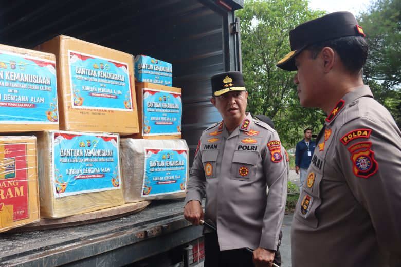 Kapolda Berangkatkan 3 Truk Bantuan Logistik ke Aceh, Sumut dan Sumbar