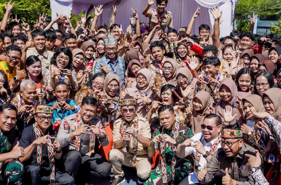 Gubernur Kunjungi SMAN 1 Sampit, Sapa Siswa hingga Bagikan Pasar Murah