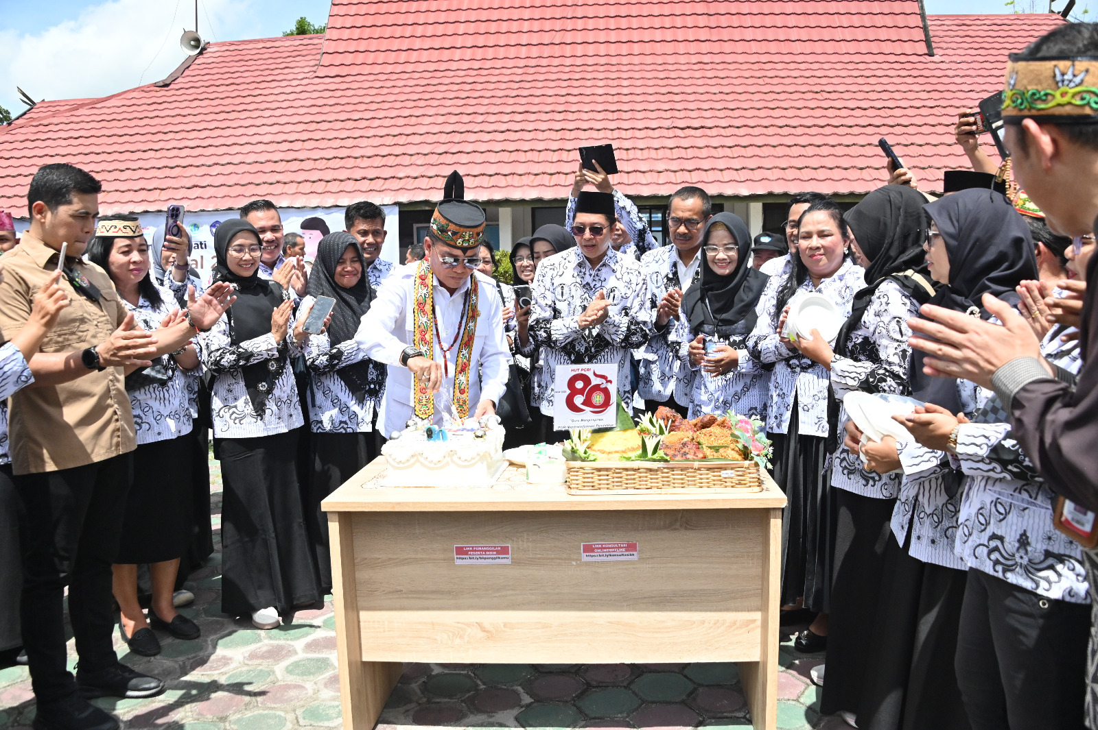 Pemprov Komitmen Tingkatkan Kesejahteraan Guru di Hari Guru Nasional 2025