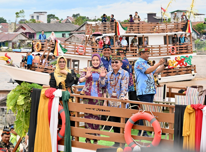 Gubernur Kalteng Resmi Luncurkan Kapal Wisata Susur Sungai di Palangka Raya