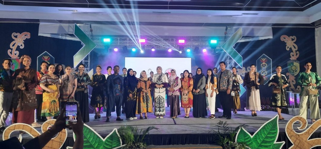 Benang Bintik Tampil Elegan di Panggung Fashion Palangka Raya