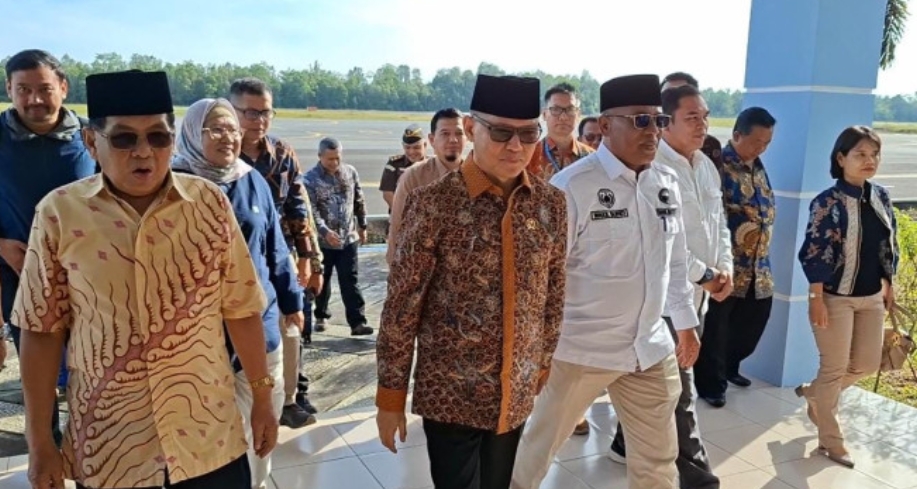 Menteri PPMI RI Mukhtarudin Tiba di Kobar, Disambut Hangat Pejabat Daerah
