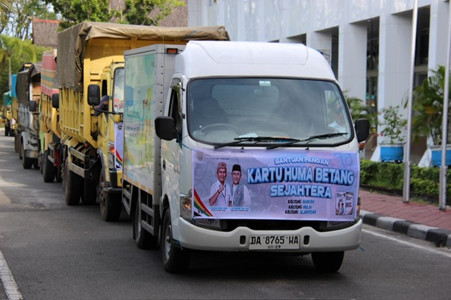 Gubernur Agustiar Lepas Bansos KHBS Rp400 M, 300 Ribu KK Jadi Sasaran