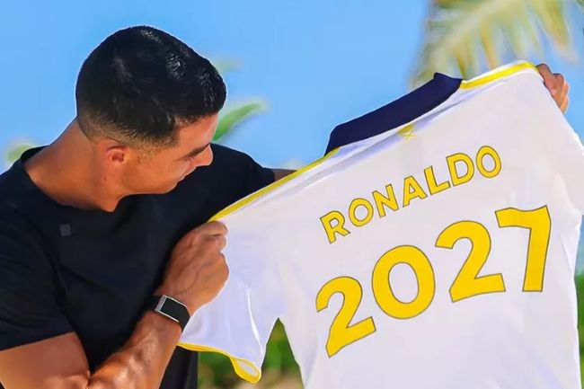 Resmi! Cristiano Ronaldo Bertahan di Al-Nassr dengan Kontrak Termahal Sepanjang Sejarah Tembus Rp10 Triliun