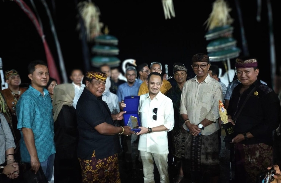 Tari Dayak Kalimantan Tengah Berpadu dengan Kecak Bali di Pantai Melasti