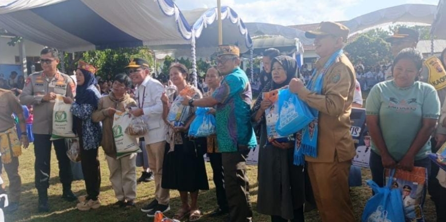 Gubernur Agustiar Bagikan 26 Ribu Paket Sembako Gratis