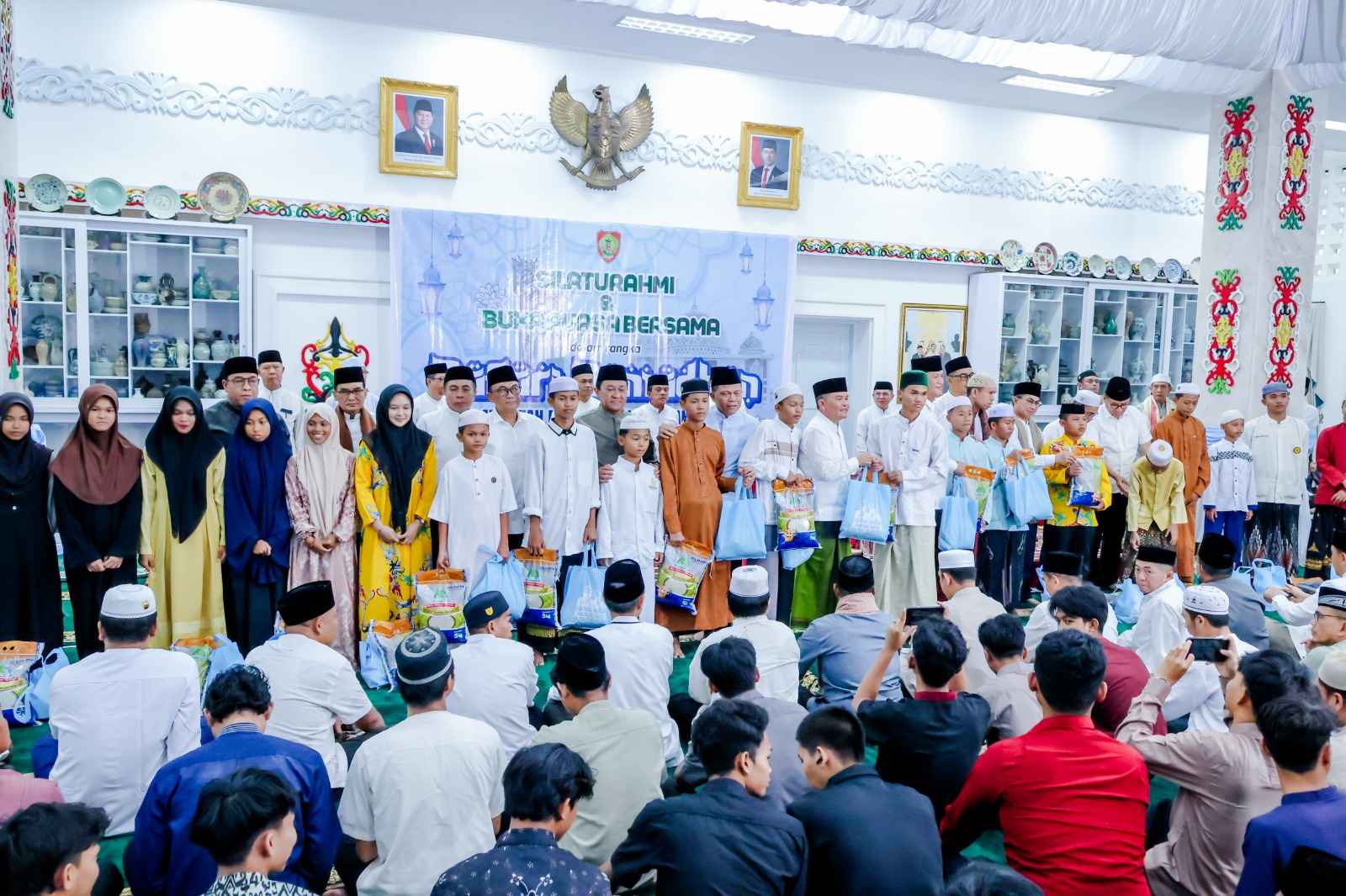 Silaturahmi Buka Puasa Gubernur, Santuni Yatim dan Tausiah