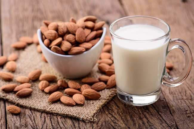 Jangan Berlebihan! Ini Risiko Terlalu Banyak Minum Susu Almond bagi Ibu Menyusui