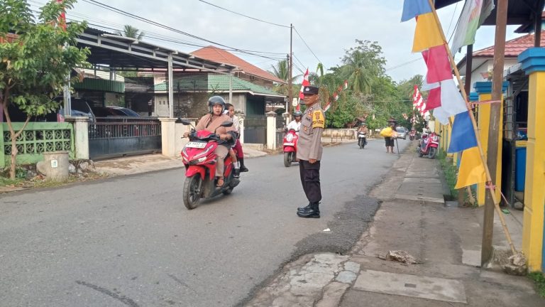 Polsek Murung Pudak Hadir di Pagi Sibuk: Amankan Lalu Lintas, Jaga Kenyamanan Warga