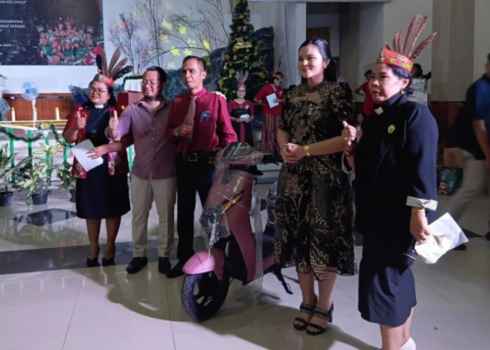 Wabup Bartim Bagi Sepeda Listrik di Natal GKE, Ajak Jemaat Perkuat Persaudaraan!