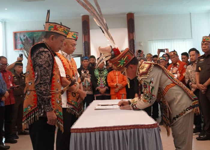 Menkop dan Jamintel Kejagung Jadi Warga Kehormatan Adat Dayak, Hadiri Penandatanganan Program Jaga Desa dan Ko