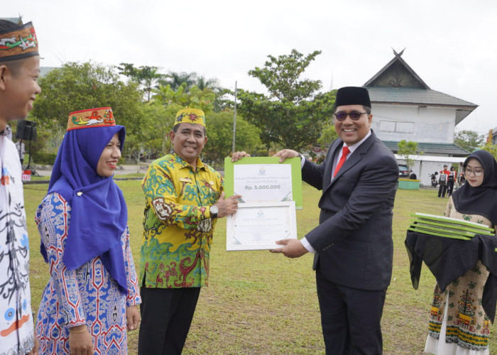 Rektor UIN Palangka Raya Serahkan Satyalancana dan Penghargaan Dosen Berprestasi
