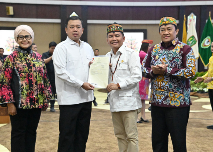 Kalteng Dorong Percepatan RTRW dan Penguatan LP2B, Serahkan Ribuan Sertipikat Tanah 2025