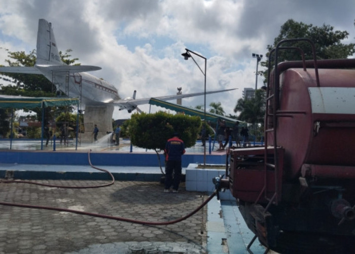Damkar dan TNI AU Bersihkan Monumen Pesawat Dakota RI-002 Jelang Malam Renungan Palagan Sambi