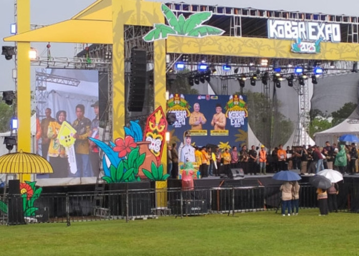 Hujan Tak Surutkan Antusiasme, Bupati Nurhidayah Resmi Buka Kobar Expo 2025 dengan Meriah