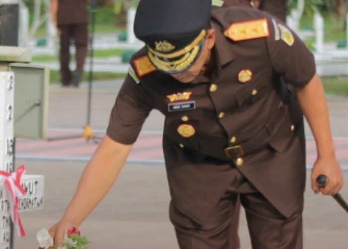 Kajati Pimpin Ziarah dan Tabur Bunga di TMP Sanaman Lampang