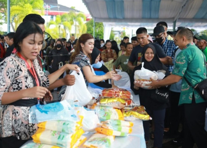 Gubernur Gratiskan 1.000 Paket Sembako di Pasar Murah