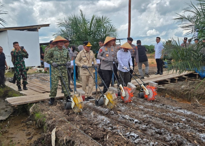 Gubernur dan Kapolda Ikuti Tanam Jagung Serentak Polri