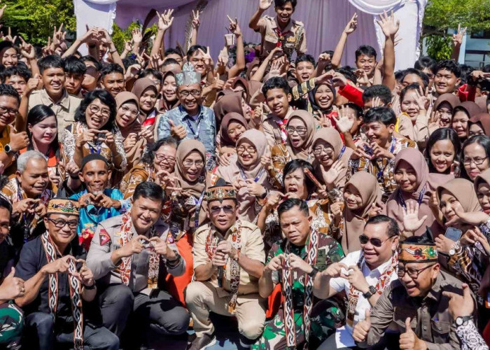 Gubernur Kunjungi SMAN 1 Sampit, Sapa Siswa hingga Bagikan Pasar Murah
