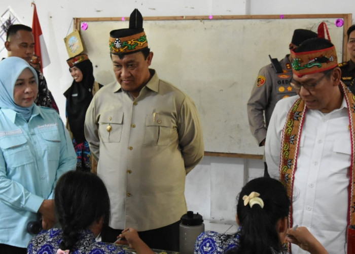Wakil Ketua DPR RI Tinjau Program Makan Bergizi Gratis di Kapuas