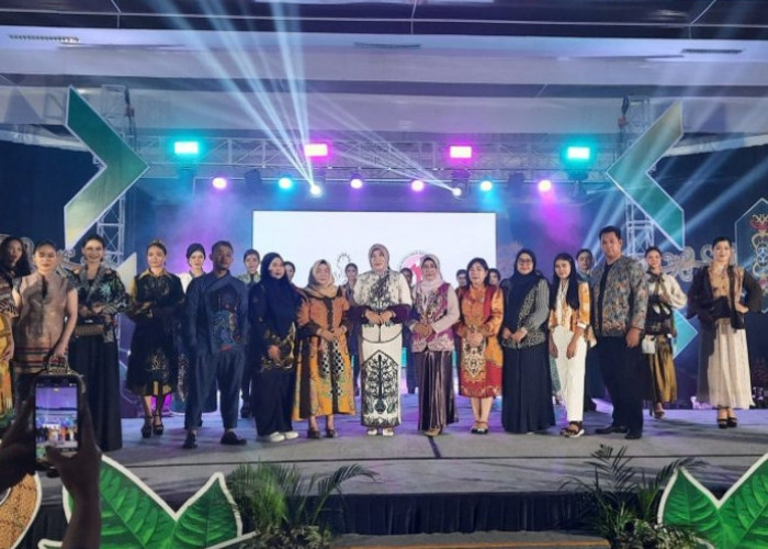 Benang Bintik Tampil Elegan di Panggung Fashion Palangka Raya