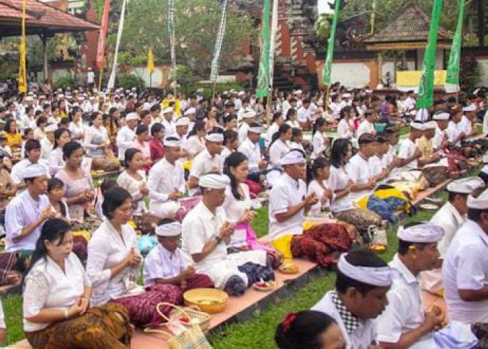 Umat Hindu Palangka Raya Rayakan Galungan dan Kuningan di Pura Pitamaha