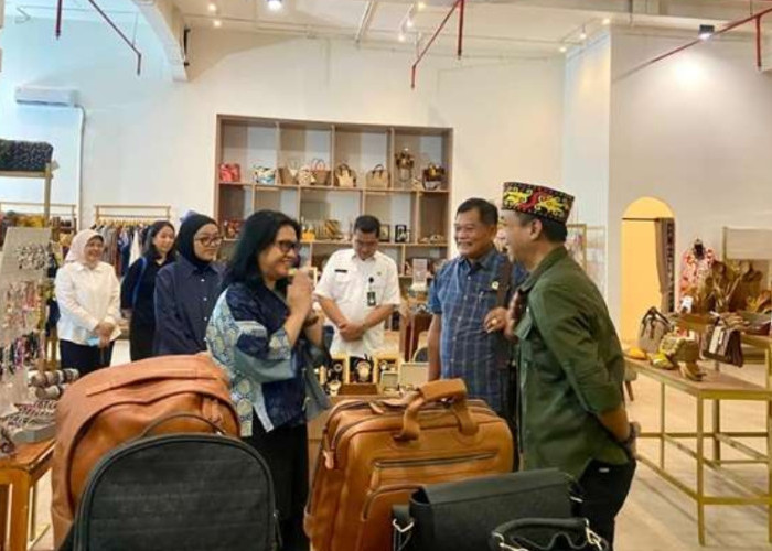 DPRD Kalteng Kunjungi Galeri Patrakomala Dekranasda Kota Bandung 