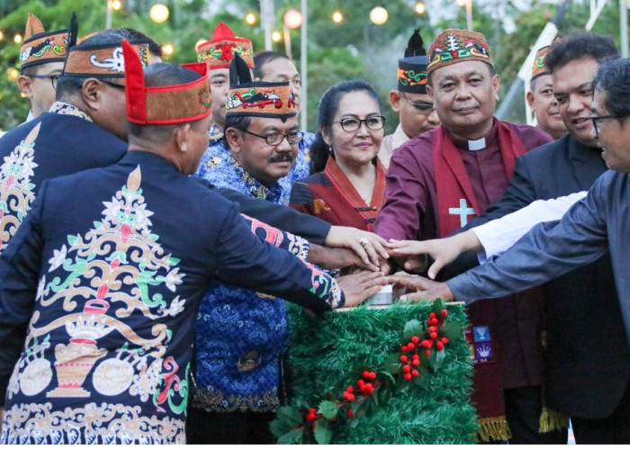Penyalaan Perdana Lampu Natal 2025 di Bundaran Besar, Pemprov Ajak Warga Maknai Terang sebagai Pengharapan