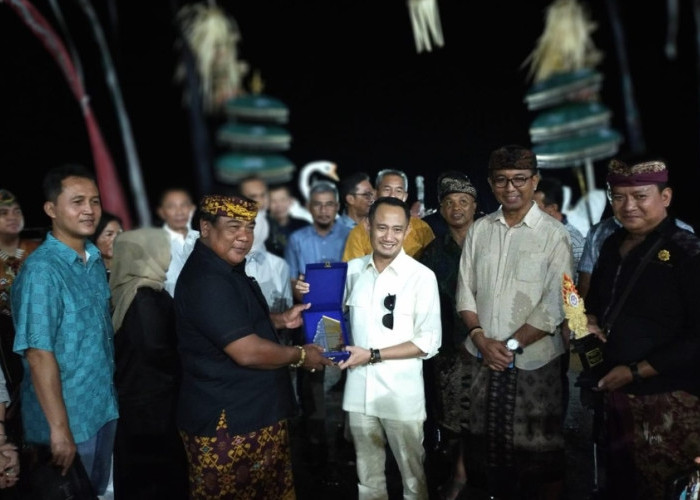 Tari Dayak Kalimantan Tengah Berpadu dengan Kecak Bali di Pantai Melasti