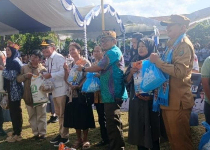 Gubernur Agustiar Bagikan 26 Ribu Paket Sembako Gratis