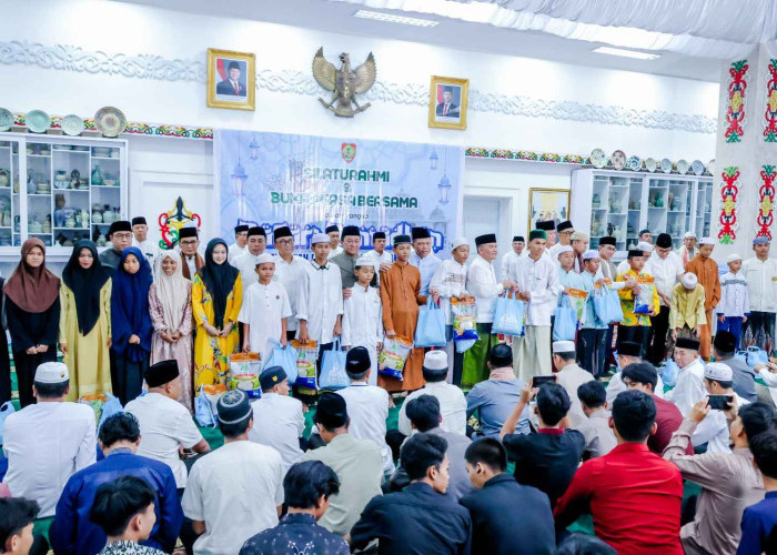 Silaturahmi Buka Puasa Gubernur, Santuni Yatim dan Tausiah