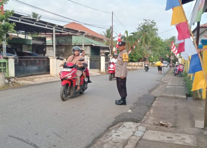 Polsek Murung Pudak Hadir di Pagi Sibuk: Amankan Lalu Lintas, Jaga Kenyamanan Warga