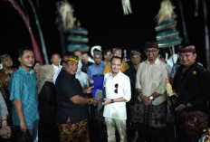 Tari Dayak Kalimantan Tengah Berpadu dengan Kecak Bali di Pantai Melasti